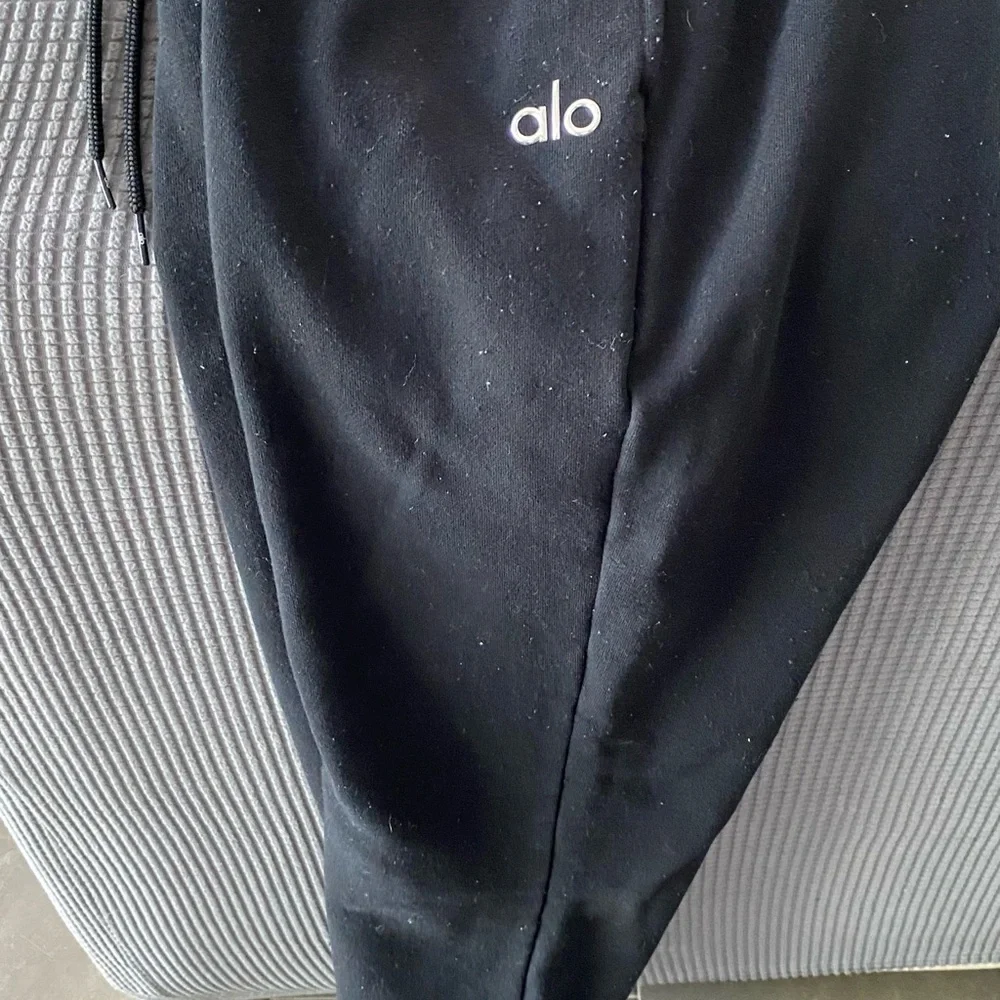 ALO Yoga Black Joggers - Picture 2 of 11